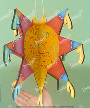 Cargar imagen en el visor de la galería, PIÑATA COLGANTE GDE MDF LANSEP26