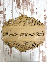 Cargar imagen en el visor de la galería, COLGANTE CALADO GIRASOL MDF LAN 2026