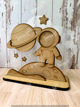 Cargar imagen en el visor de la galería, DECORATIVO INFANTIL ASTRONAUTA MDF