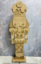 Cargar imagen en el visor de la galería, CASCANUECES CARAMELO GDE MDF LANAV26